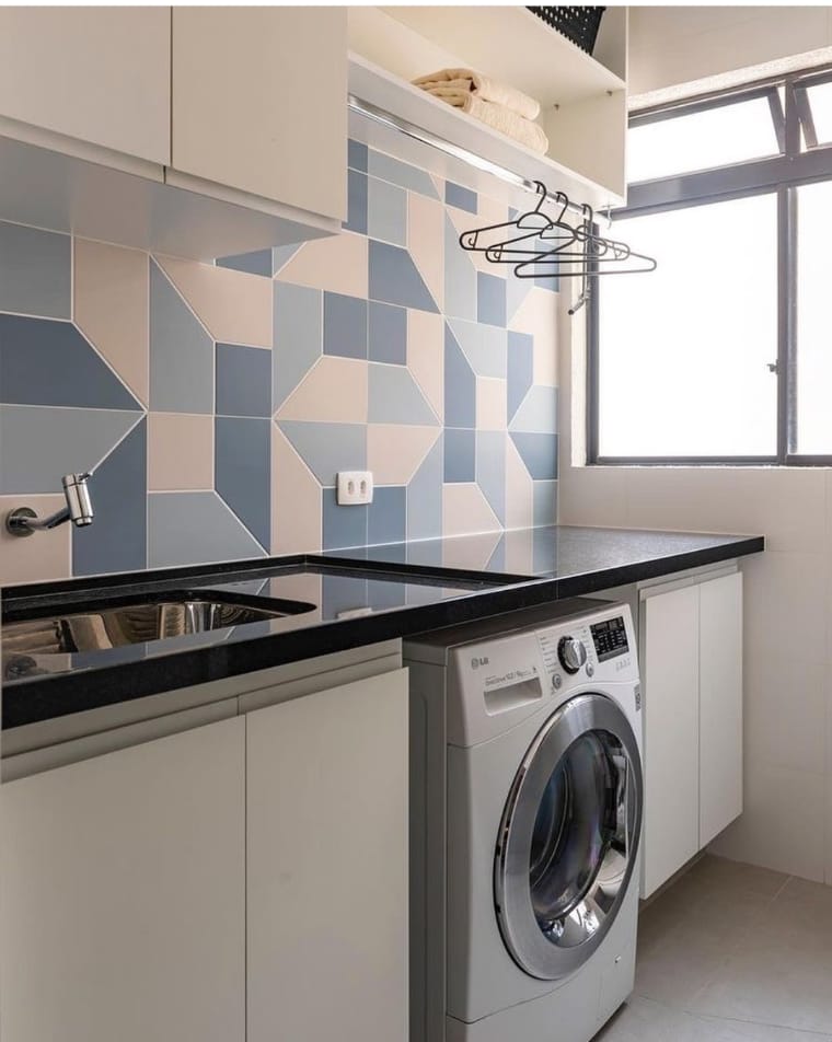 Mesmo azulejo na cozinha e na lavanderia. Parede geométrica