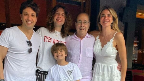 Luciana Gimenez ao lado do pai, João Alberto Morad, o irmão, Marco Antônio Gimenez, e os filhos, Lucas e Lorenzo Imagem: Reprodução/Instagram