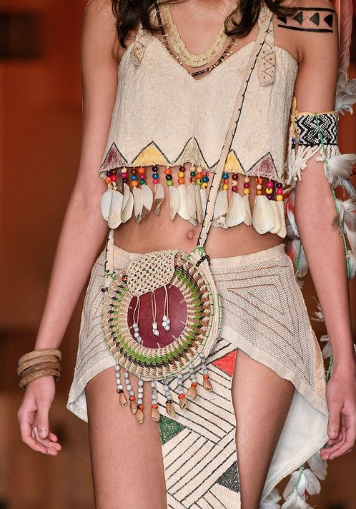 Cropped, saia e bolsa inspiradas na cultura indígena 