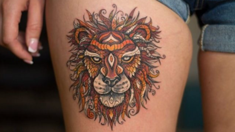tatuagem colorida de leão