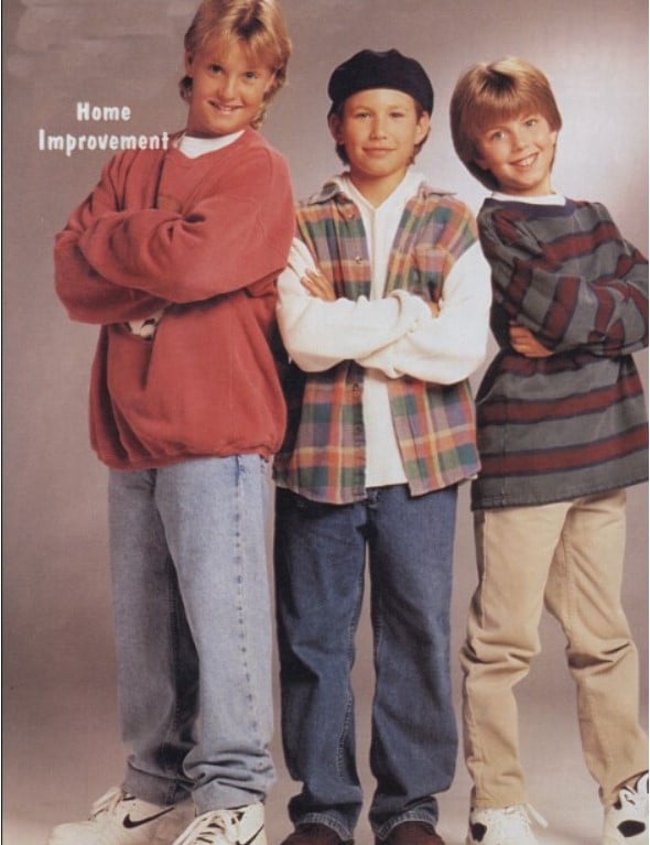 Foto de uma propaganda com meninos vestindo a moda infantil dos anos 90.