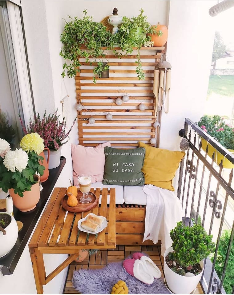 Ambiente com muitos vasos de plantas. Móveis de pallet