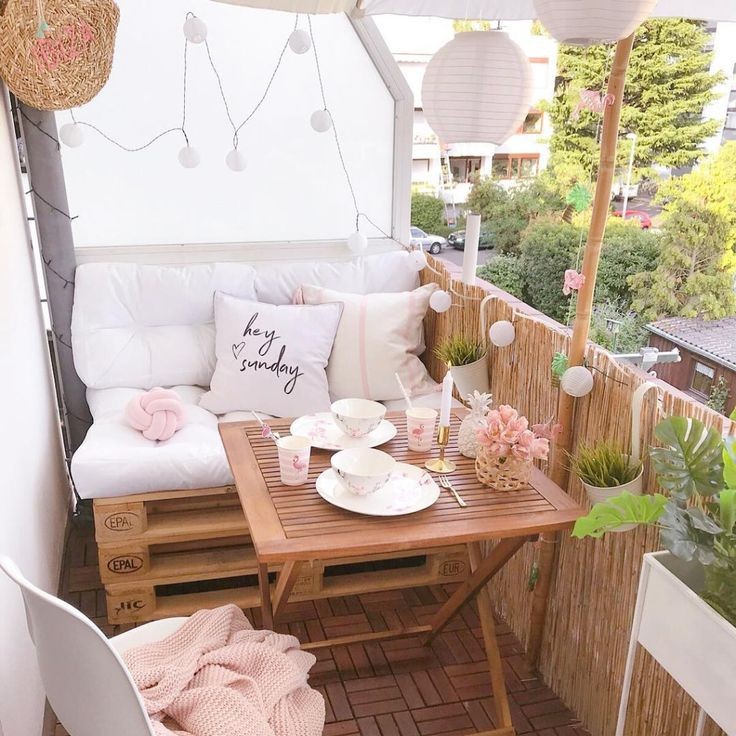Decoração em tons amadeirados. Mureta com palha