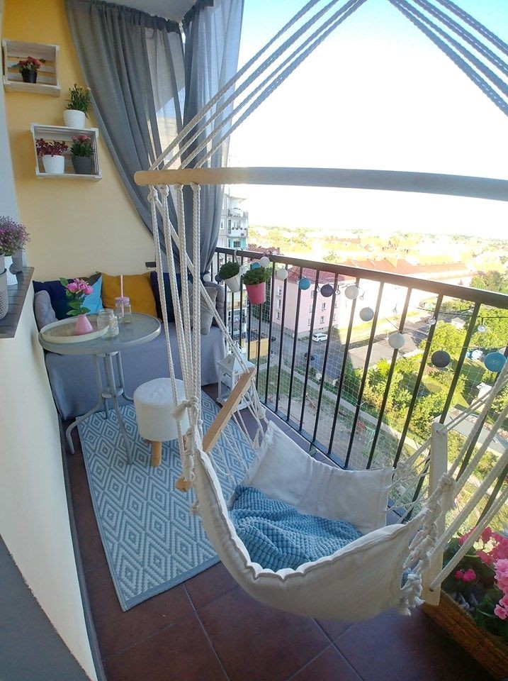 Varanda decorada em branco e azul. Rede pequena