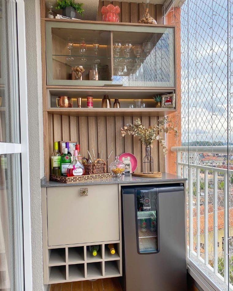 Área com armário, nichos e frigobar. Espaço gourmet