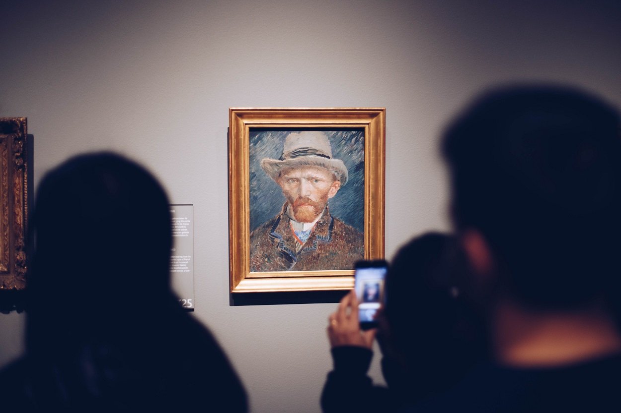 obra de Van Gogh sendo fotografada com smartphone