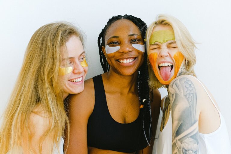 três mulheres usando máscaras para clareamento de manchas na pele