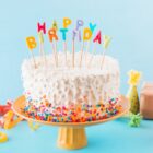 bolo com velas escrito feliz aniversário