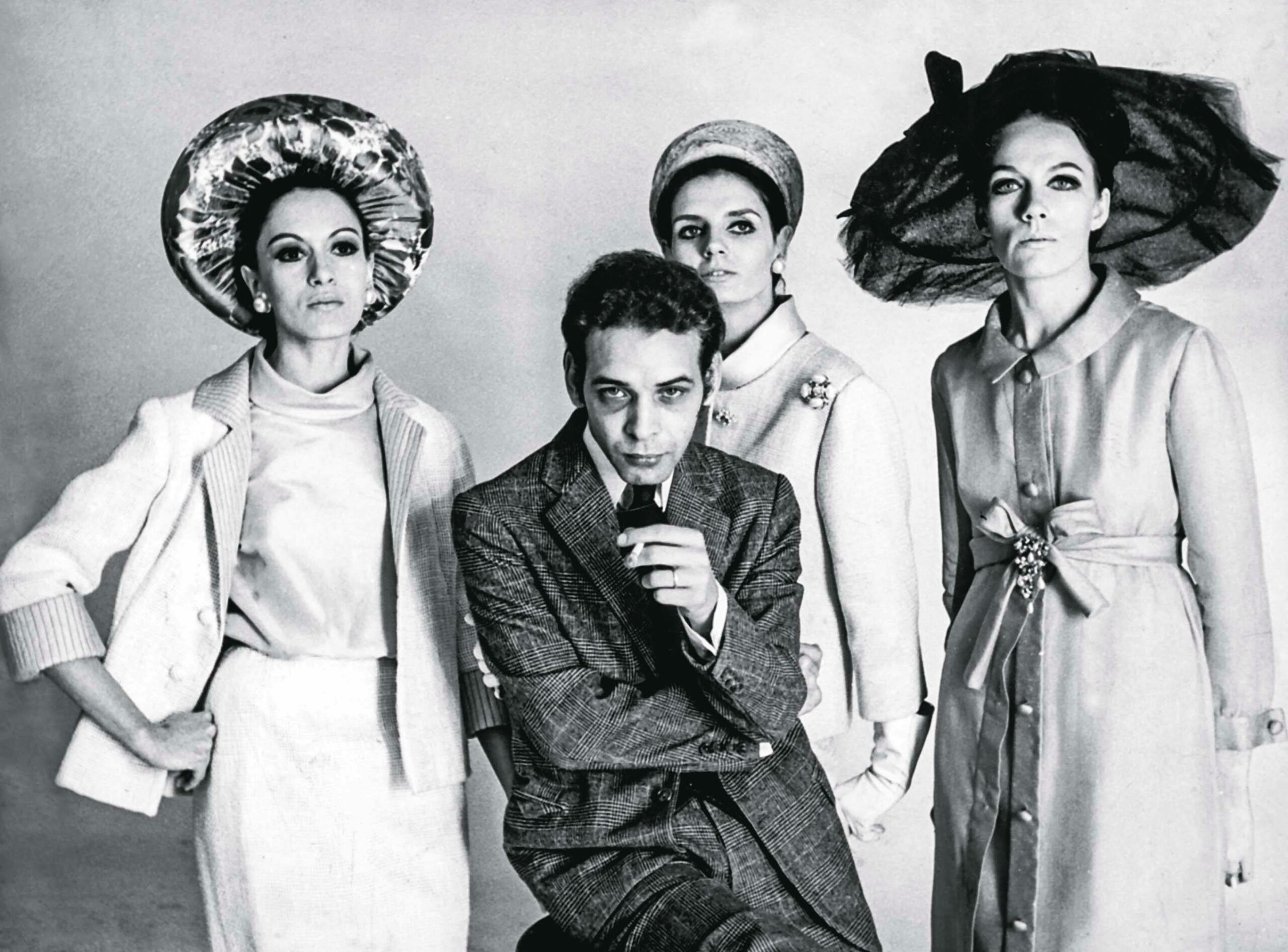 Dener Pamplona ao centro, com as modelos Leilah Assumpção (à esq.), Marilu e Jô. 1968.