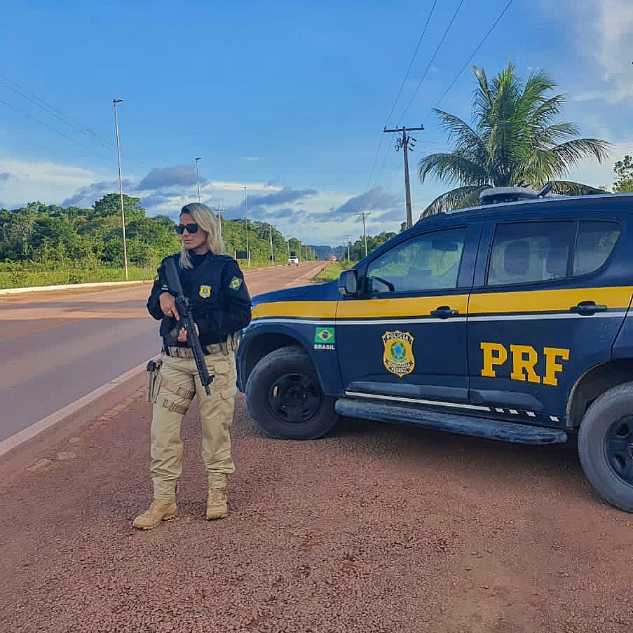 Fuzil na mão e a pistola na cintura. Fuzil na mão e a pistola na cintura.