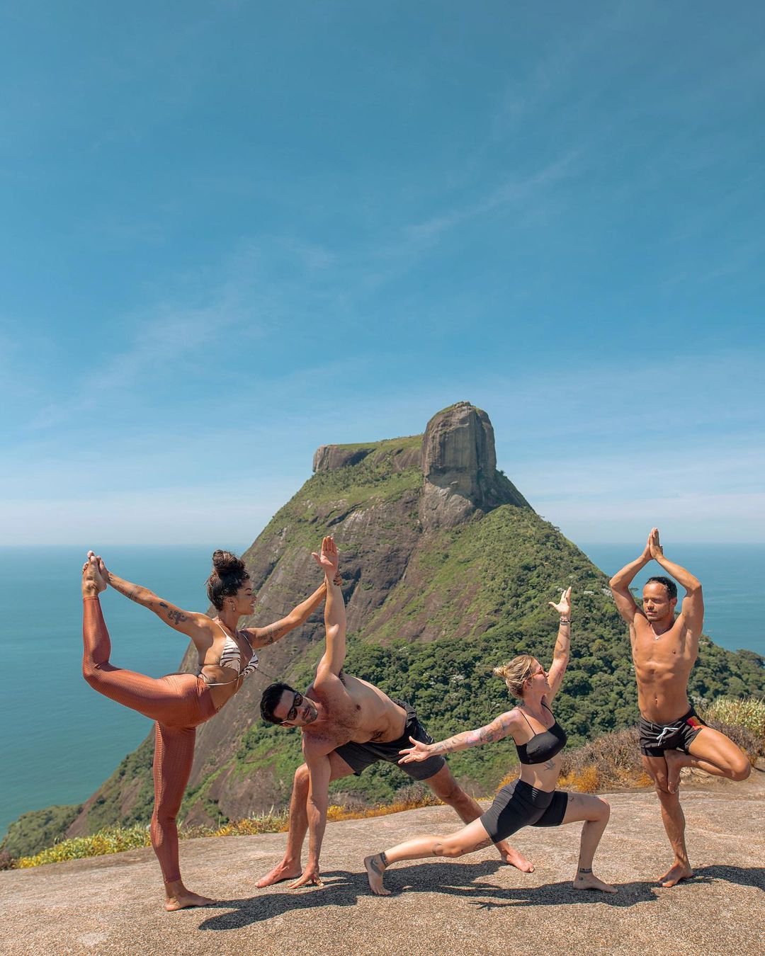 Amigos e professora de yoga de Aline Riscado praticam atividade no Rio de Janeiro. Amigos e professora praticam atividade no Rio de Janeiro.