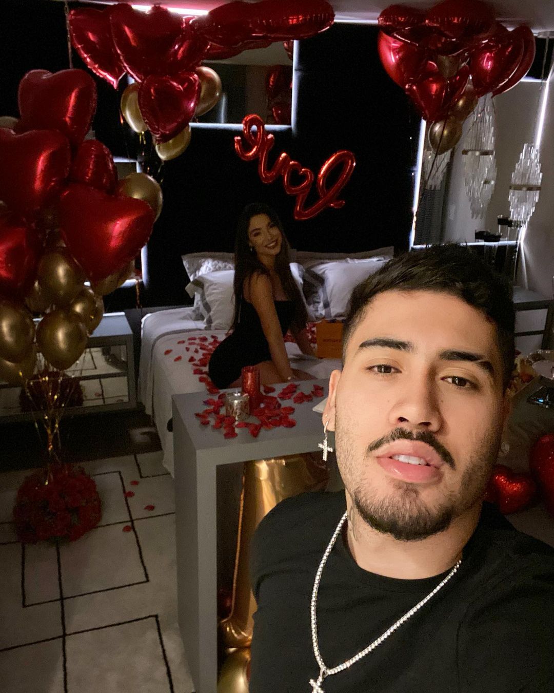 Noite romântica de Kevinho e Gabriela. Noite romântica de Kevinho e Gabriela.