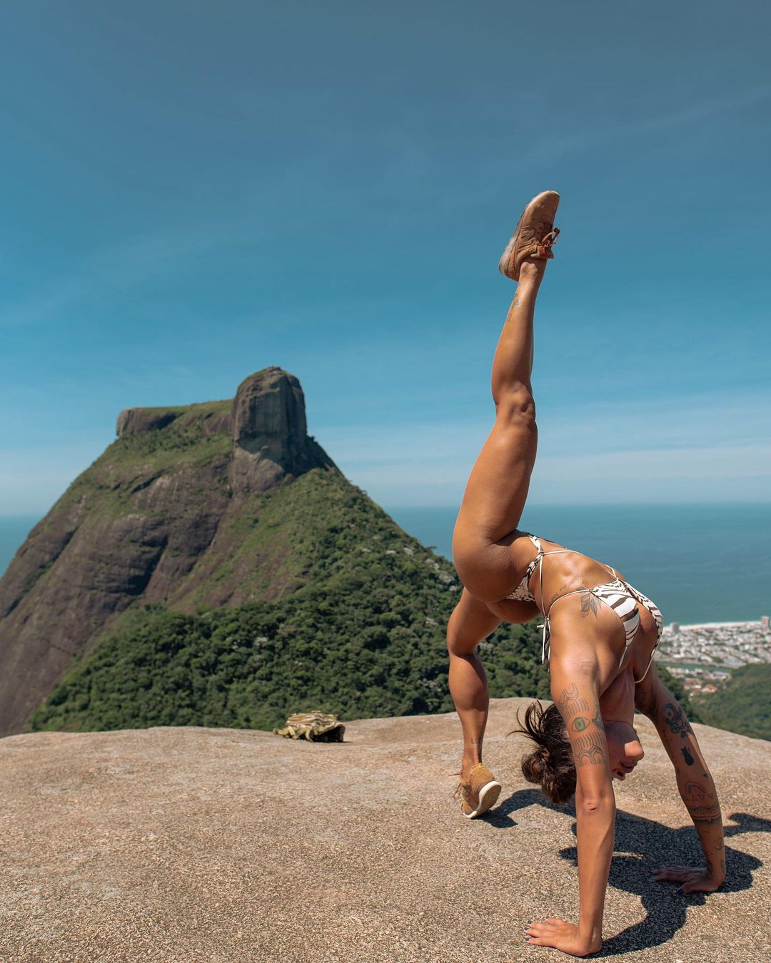 Aline Riscado pratica Yoga em Pedra Branca.