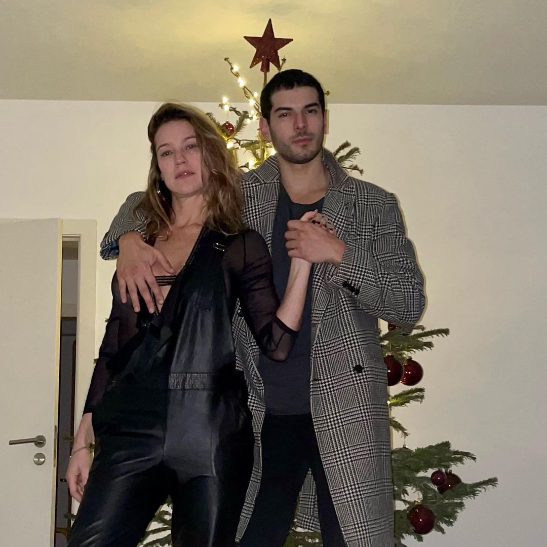 Casal em festas de fim de ano