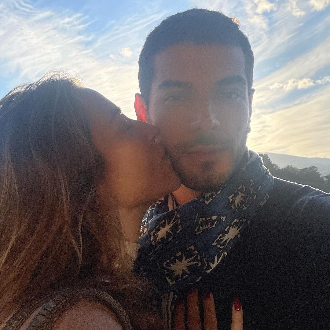 Piovani beija rosto de Lucas, seu novo namorado.