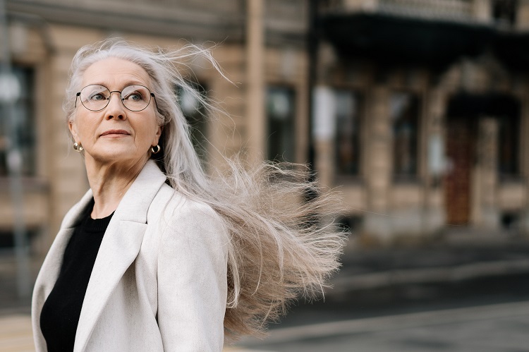 mulher com cabelos brancos longos voando ao vento