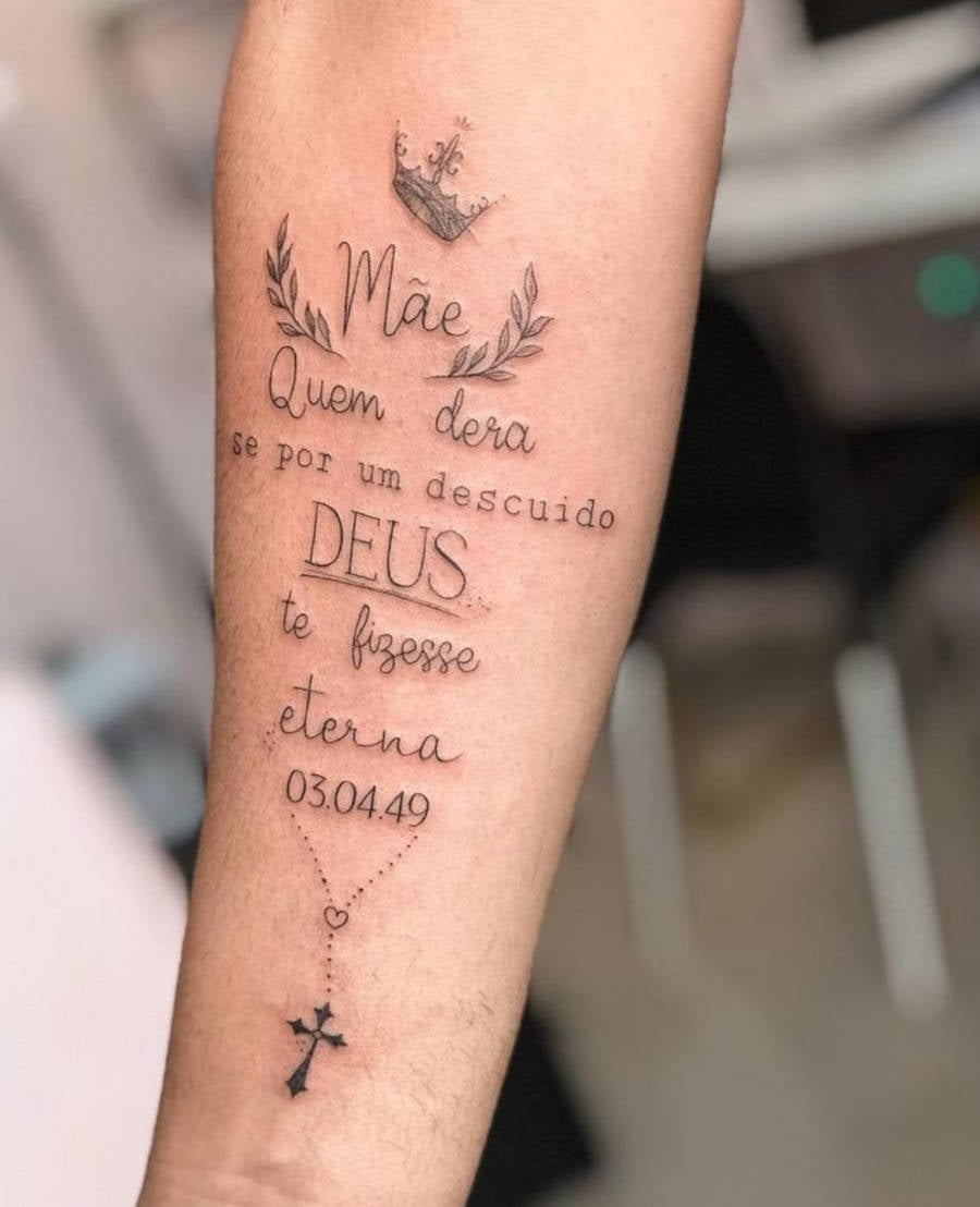 Frase para tatuagem de filho para mãe escrito "Mãe, quem dera se por um descuido Deus te fizesse eterna"
