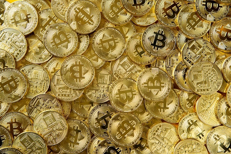 várias moedas com o símbolo de BitCoin empilhadas