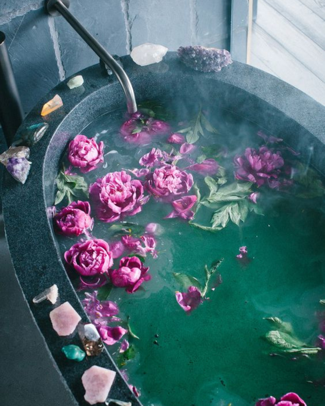 Banhos energéticos com rosas e cristais