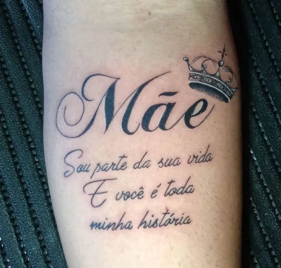 Frase de Tatuagem de filho para mãe: "Mãe sou parte da sua vida e você é toda minha história"