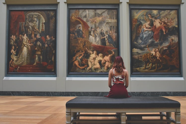 mulher sentada em exposição de arte