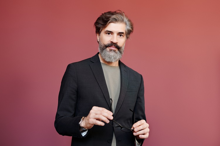 homem de cabelo e barba grisalhos