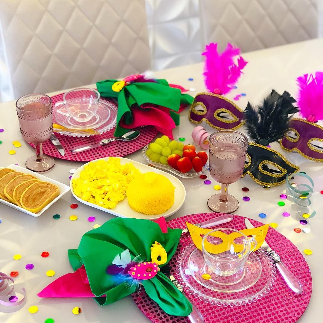 Mesa decorada para carnaval. Mesa decorada para carnaval.