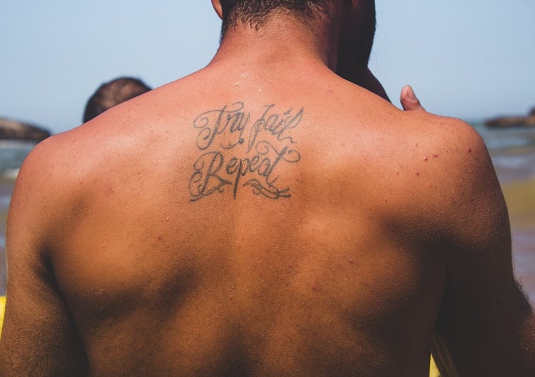 homem com tatuagem nas costas