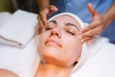 mulher deitada em maca fazendo peeling para manchas na pele