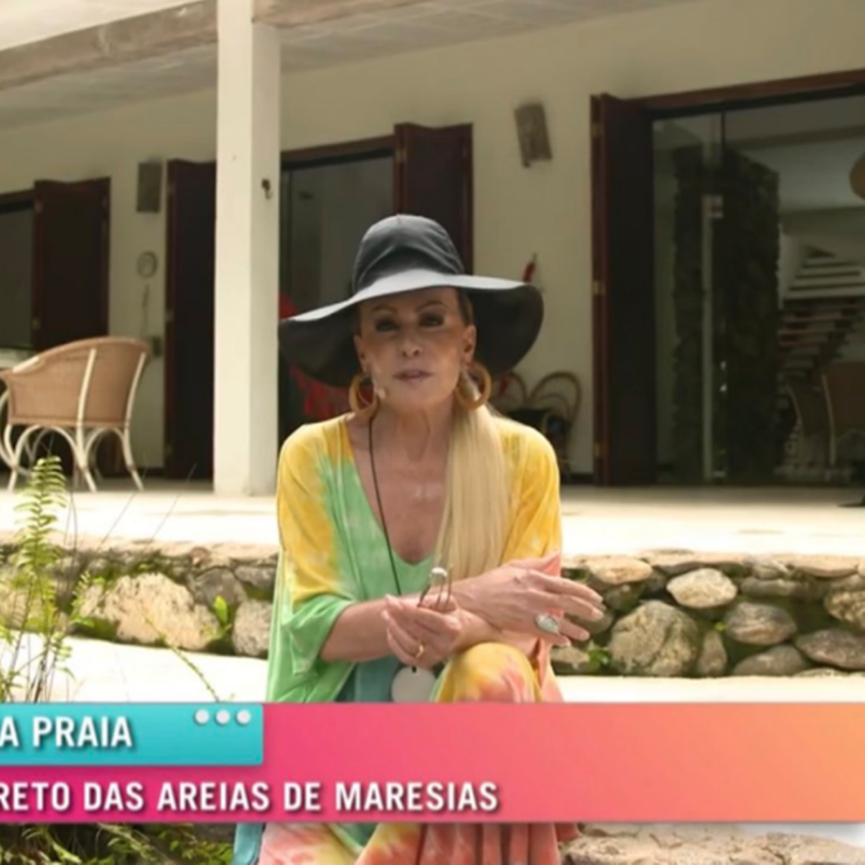 Ana Maria em casa na praia.