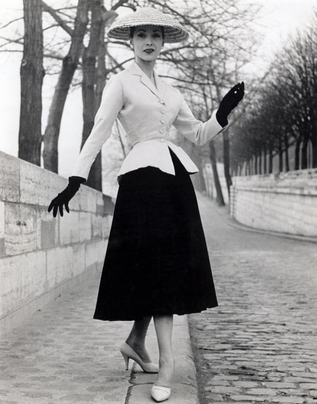 Modelo com o "Bar Jacket" da coleção "New Look" de Dior, em 1947. 