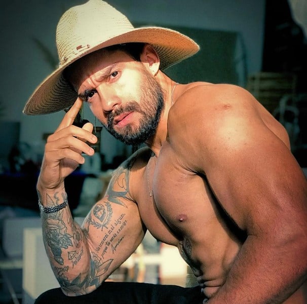 Na foto, aparece Acrebiano Araújo posando sem camisa exibindo suas tatuagens.