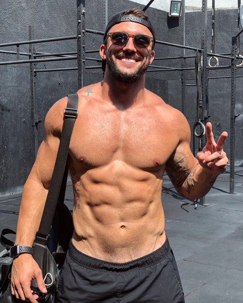 Aparece Arthur Picoli sem camisa.