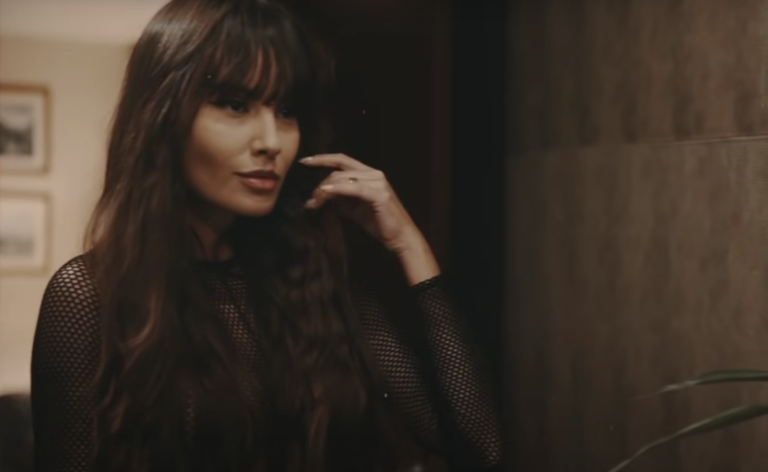 Cena de Thaís Braz em clipe de Felipe Araújo