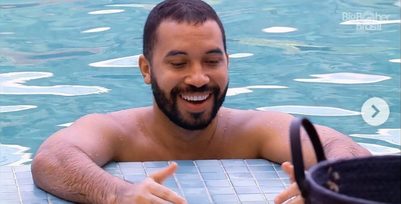 Na foto, aparece Gilberto dentro da piscina com os braços na borda.