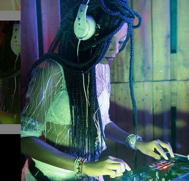 Na foto, aparece Lumena tocando como DJ.
