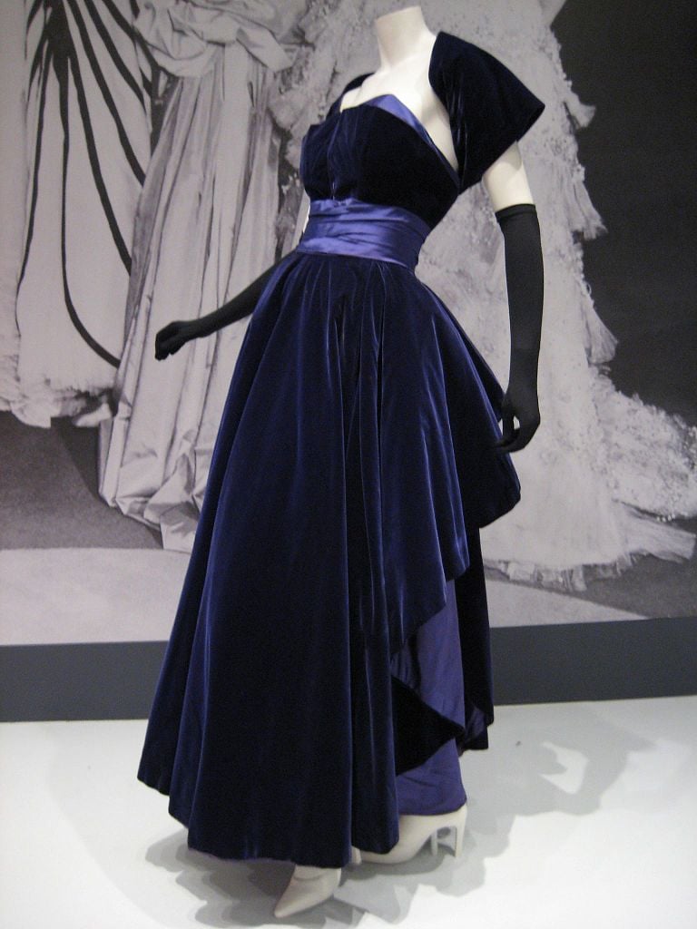 Vestido de veludo que estava na última coleção antes da morte de Christian Dior, de 1957. 