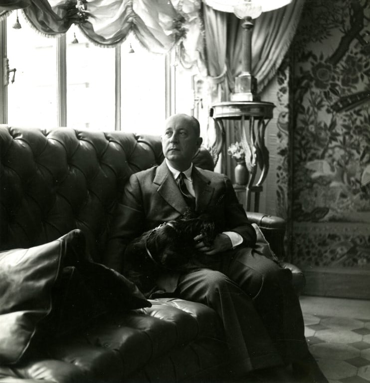 Christian Dior com o seu cachorro no seu apartamento, em Paris, em 1950. 