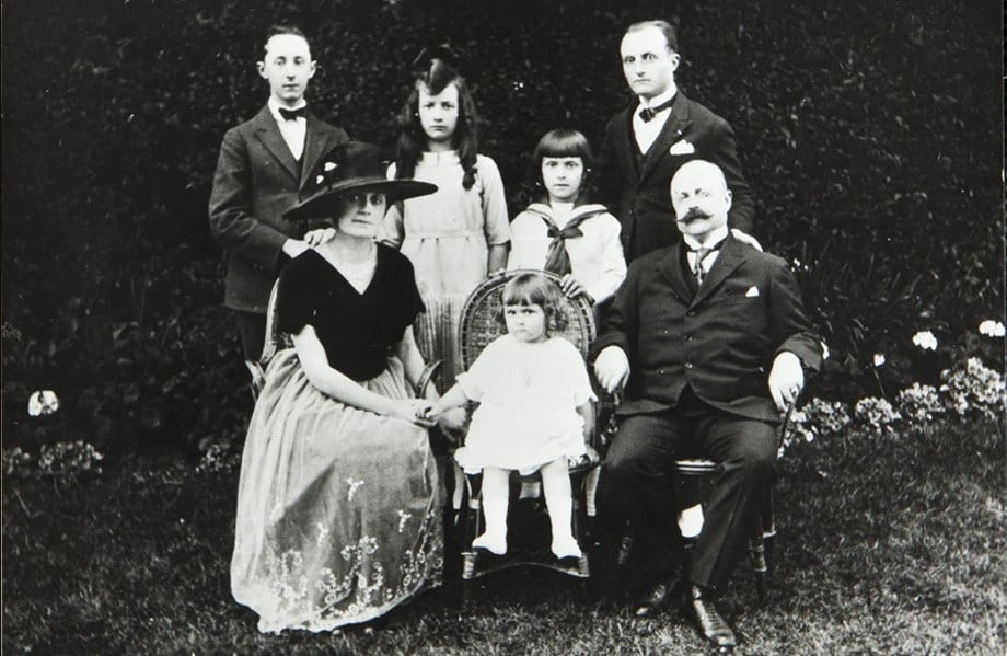 Christian Dior quando criança posando com a sua família. 
