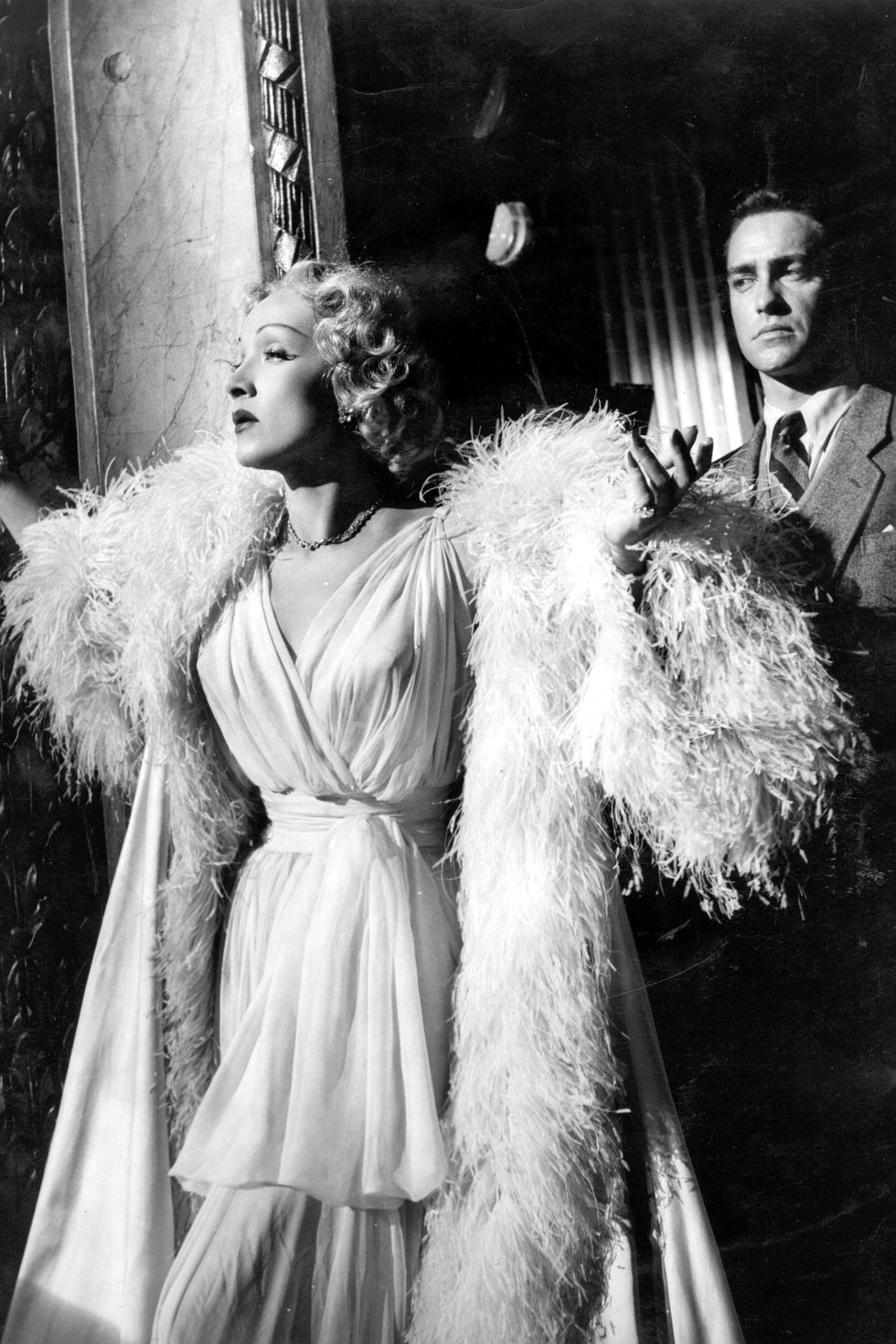 Marlene Dietrich vestida com um Dior, no filme "Stage Fright". 