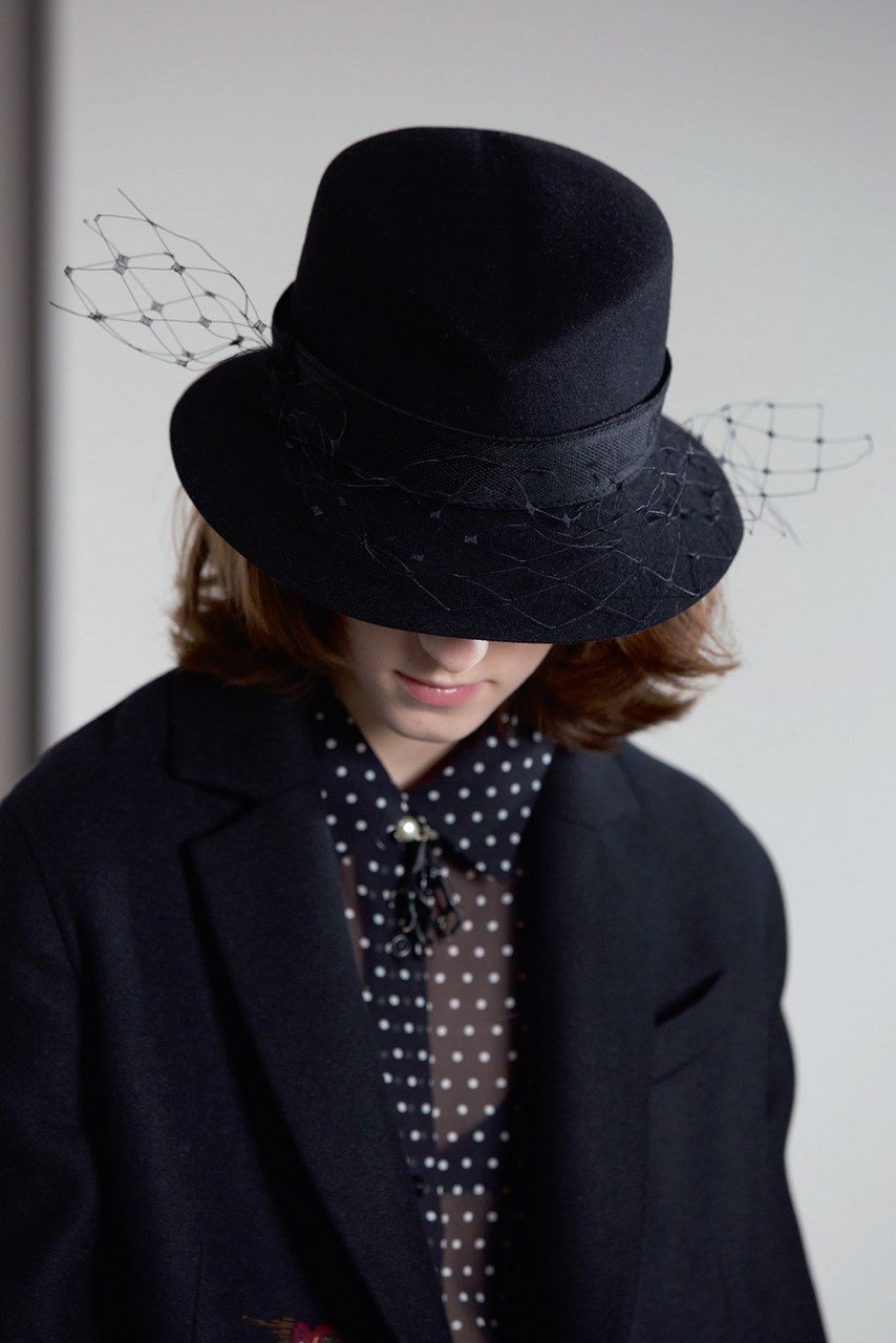 Modelo de Chiuri, com terninho e chapéu pretos. 