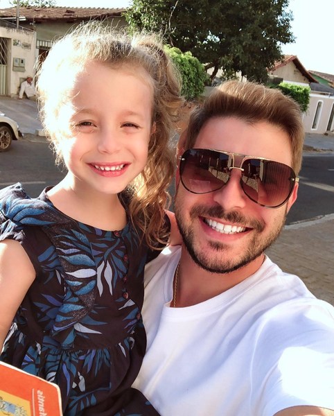 Aparece Caio sorrindo em selfie junto com sua filha