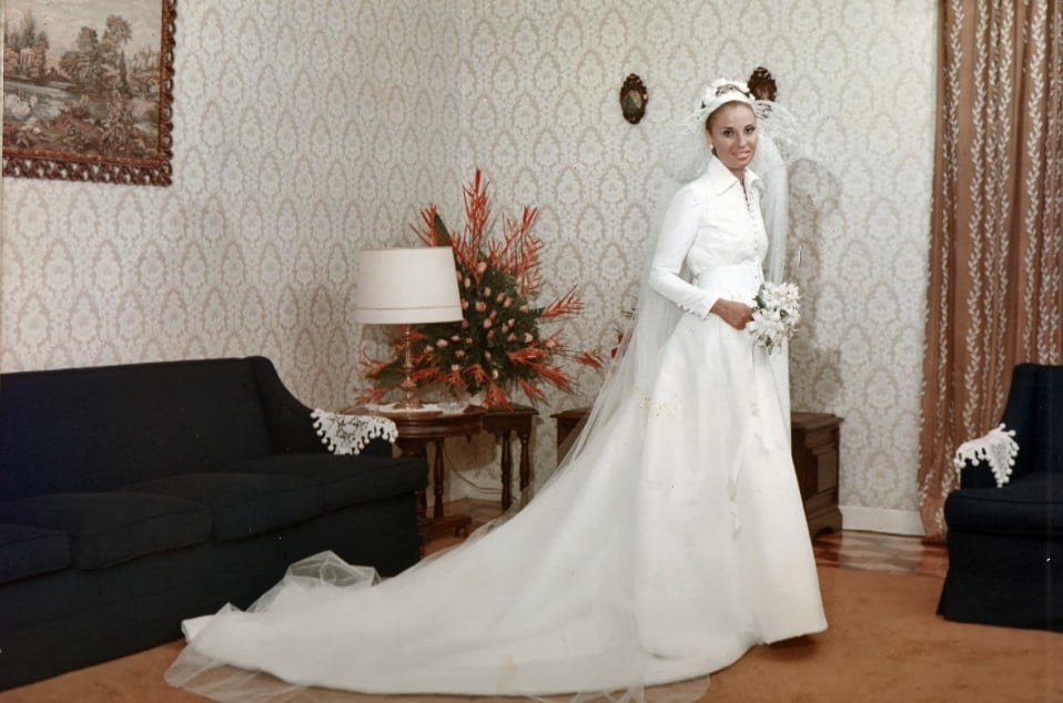 Modelo de vestido de noiva branco de 1971. 