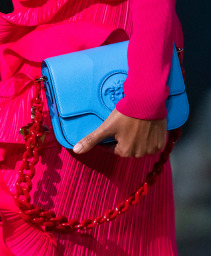 Acessório para 2021: bolsa clutch azul com alça de elos pink