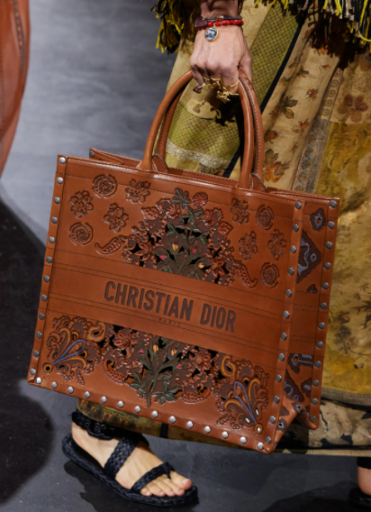 Maxi bolsa de mão de couro retangular da Dior com elementos boho
