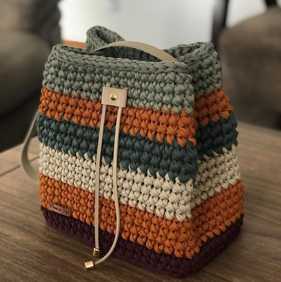 Bolsa tipo saco de crochê com alça de couro