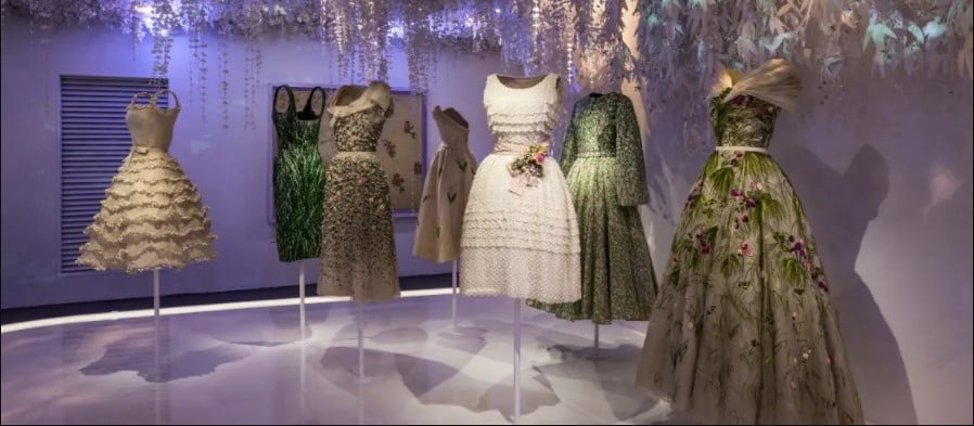 Esposição de vestidos de Dior. 