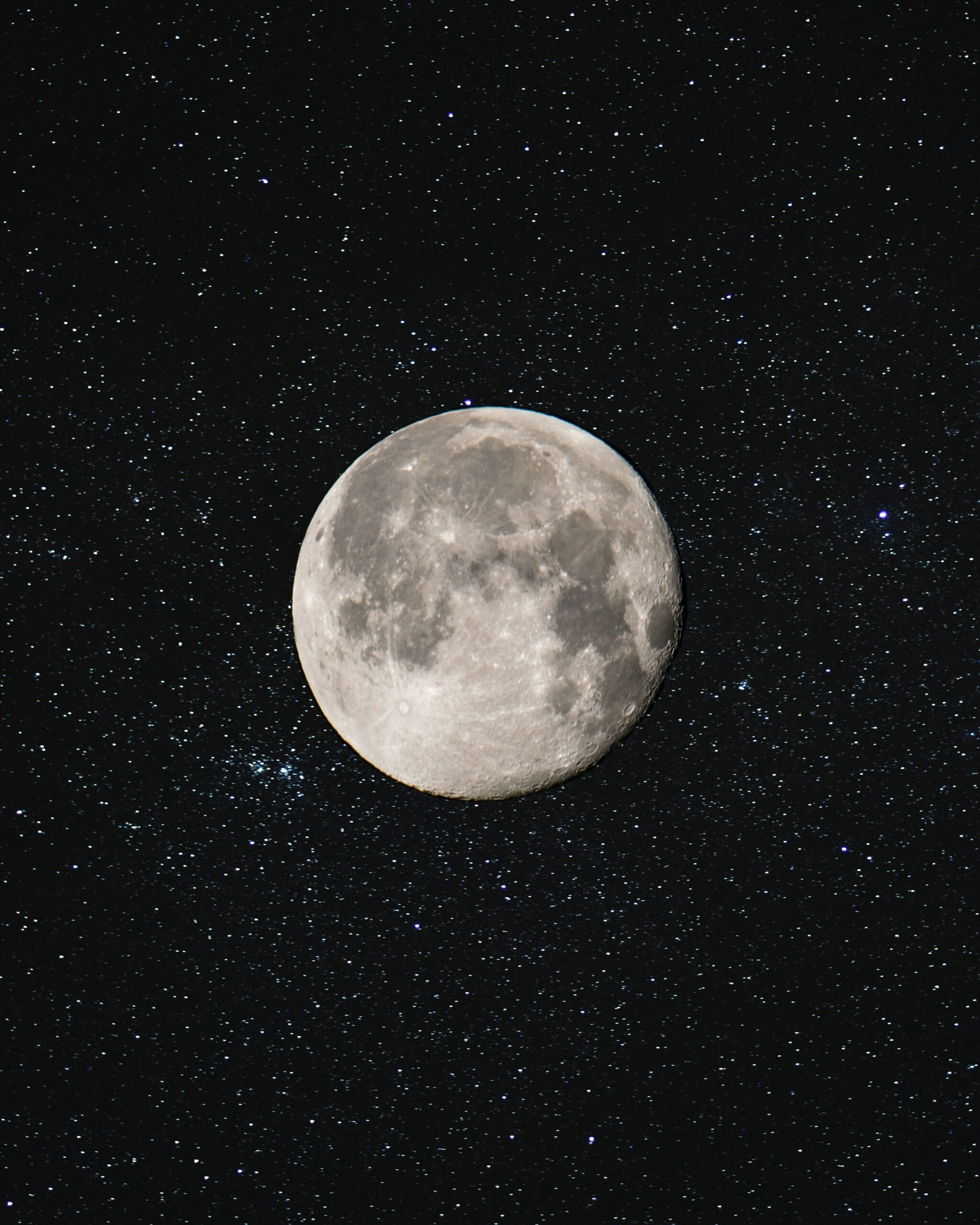 Lua cheia em céu estrelado