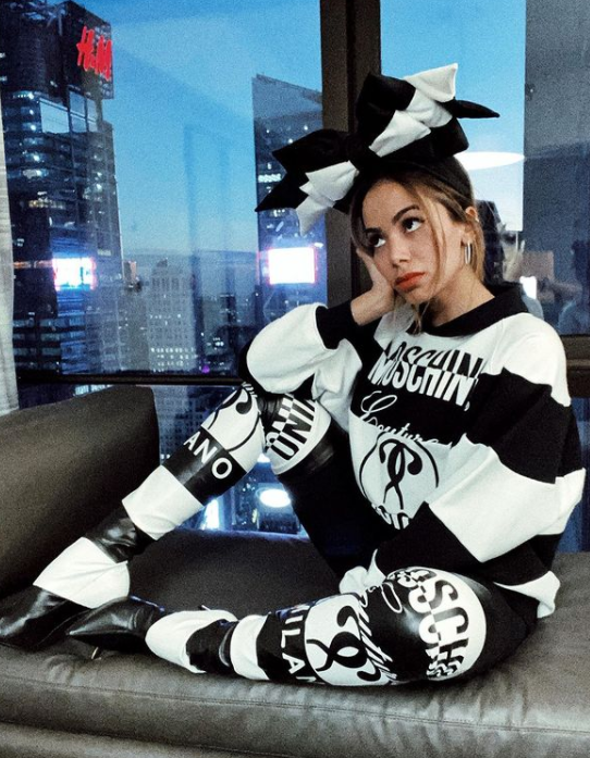 Anitta vestindo look Moschino preto e branco com inspiração kidcore