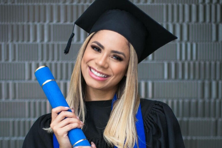 Lexa de beca segurando diploma